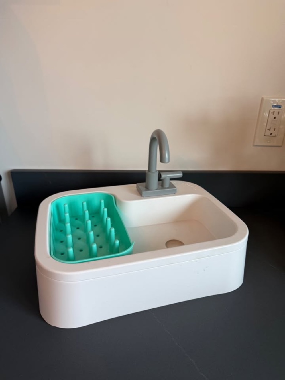 Lovevery Super Sustainable Sink & Dish Set
